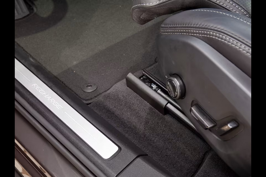 Volvo XC60 2.0 T8 Plug-in hybrid AWD Plus Dark (335kW/455PK) FULL OPTION (PANO / TREKH) ** 1e EIG - Ex VOLVO) ** INFORMEER OOK NAAR ONZE AANTREKKELIJKE FINANCIAL-LEASE TARIEVEN **