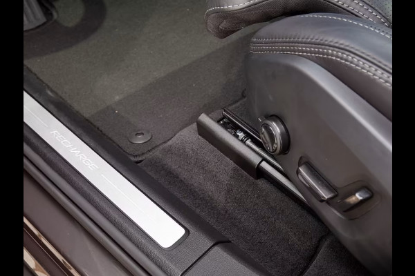 Volvo XC60 2.0 T8 Plug-in hybrid AWD Plus Dark (335kW/455PK) FULL OPTION (PANO / TREKH) ** 1e EIG - Ex VOLVO) ** INFORMEER OOK NAAR ONZE AANTREKKELIJKE FINANCIAL-LEASE TARIEVEN **