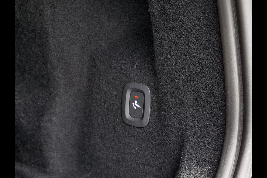 Volvo XC60 2.0 T8 Plug-in hybrid AWD Plus Dark (335kW/455PK) FULL OPTION (PANO / TREKH) ** 1e EIG - Ex VOLVO) ** INFORMEER OOK NAAR ONZE AANTREKKELIJKE FINANCIAL-LEASE TARIEVEN **