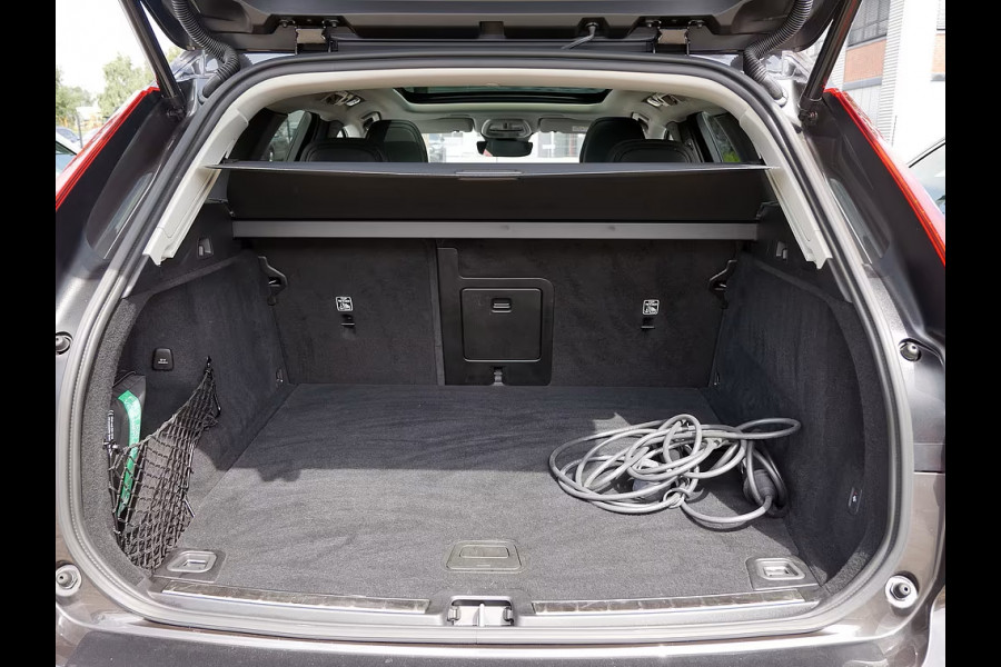 Volvo XC60 2.0 T8 Plug-in hybrid AWD Plus Dark (335kW/455PK) FULL OPTION (PANO / TREKH) ** 1e EIG - Ex VOLVO) ** INFORMEER OOK NAAR ONZE AANTREKKELIJKE FINANCIAL-LEASE TARIEVEN **