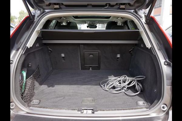 Volvo XC60 2.0 T8 Plug-in hybrid AWD Plus Dark (335kW/455PK) FULL OPTION (PANO / TREKH) ** 1e EIG - Ex VOLVO) ** INFORMEER OOK NAAR ONZE AANTREKKELIJKE FINANCIAL-LEASE TARIEVEN **