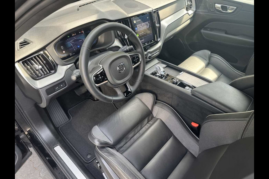 Volvo XC60 2.0 T8 Plug-in hybrid AWD Plus Black (335kW/455PK) FULL OPTION (PANO / TREKH) ** 1e EIG - Ex VOLVO) ** INFORMEER OOK NAAR ONZE AANTREKKELIJKE FINANCIAL-LEASE TARIEVEN **
