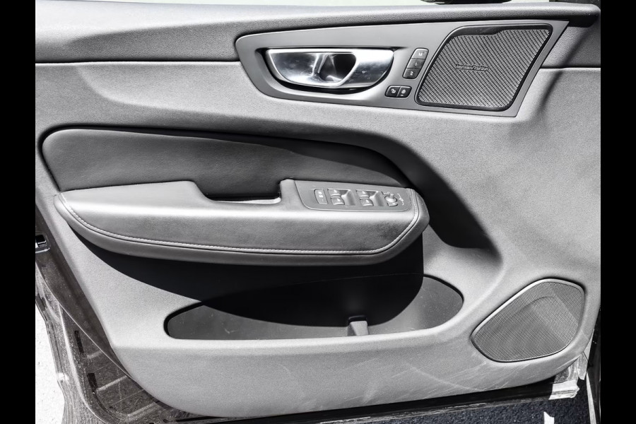 Volvo XC60 2.0 T8 Plug-in hybrid AWD Plus Black (335kW/455PK) FULL OPTION (PANO / TREKH) ** 1e EIG - Ex VOLVO) ** INFORMEER OOK NAAR ONZE AANTREKKELIJKE FINANCIAL-LEASE TARIEVEN **