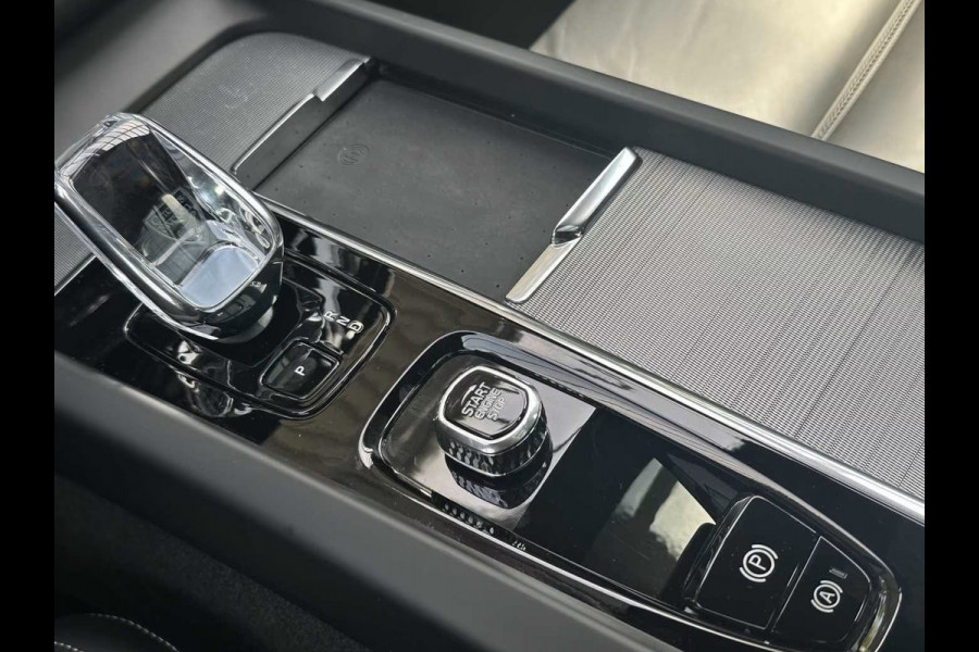 Volvo XC60 2.0 T8 Plug-in hybrid AWD Plus Black (335kW/455PK) FULL OPTION (PANO / TREKH) ** 1e EIG - Ex VOLVO) ** INFORMEER OOK NAAR ONZE AANTREKKELIJKE FINANCIAL-LEASE TARIEVEN **