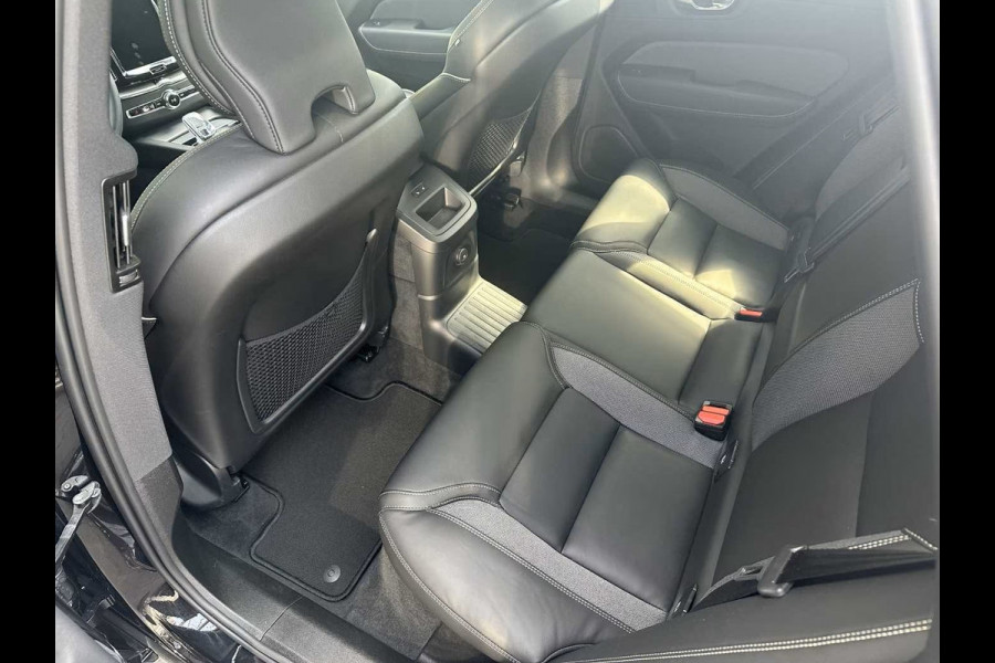 Volvo XC60 2.0 T8 Plug-in hybrid AWD Plus Black (335kW/455PK) FULL OPTION (PANO / TREKH) ** 1e EIG - Ex VOLVO) ** INFORMEER OOK NAAR ONZE AANTREKKELIJKE FINANCIAL-LEASE TARIEVEN **