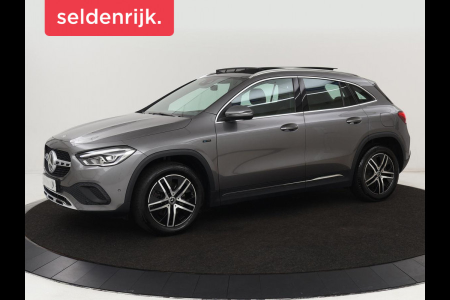 Mercedes-Benz GLA 250e Urban | Panoramadak | Stoelverwarming | Trekhaak | Carplay | Half leder | Camera | Navigatie | Widescreen | Park Assist | Climate control | Full LED