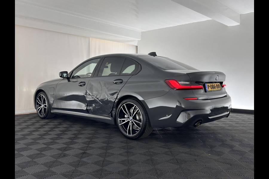 BMW 3-serie 320e Business Edition Plus (INCL.BTW) *PANO | LASER-LIGHT | FULL-LEATHER | ADAPTIVE-CRUISE | CAMERA | SPORT/HEATED-SEATS | DIGI-COCKPIT | KEYLESS | HIFI-SOUND | AMBIENT-LIGHT | DAB+ | NAVI-FULLMAP | 19''ALU*