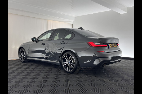 BMW 3-serie 320e Business Edition Plus (INCL.BTW) *PANO | LASER-LIGHT | FULL-LEATHER | ADAPTIVE-CRUISE | CAMERA | SPORT/HEATED-SEATS | DIGI-COCKPIT | KEYLESS | HIFI-SOUND | AMBIENT-LIGHT | DAB+ | NAVI-FULLMAP | 19''ALU*