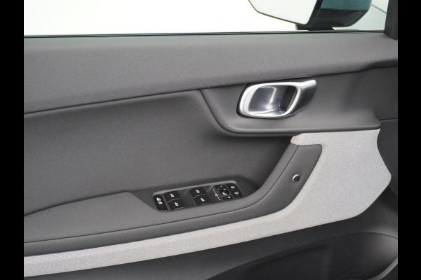 Polestar 2 Long Range 78kWh Carplay Android Auto Cruise Control Keyless Navi Ecc 360°Camera 19"LM Led-Pixel PDC Elektr.Klep Google Maps Blindspot Monitoring Stoelverwarming Regen-Lichtsensor Virtual-Cockpit Hill-Assist Lane Assist Origineel Nederlandse Auto Tot 150kw snel laden 1.500KG Trekvermogen €54.400 nieuwprijs