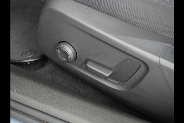 Polestar 2 Long Range 78kWh Carplay Android Auto Cruise Control Keyless Navi Ecc 360°Camera 19"LM Led-Pixel PDC Elektr.Klep Google Maps Blindspot Monitoring Stoelverwarming Regen-Lichtsensor Virtual-Cockpit Hill-Assist Lane Assist Origineel Nederlandse Auto Tot 150kw snel laden 1.500KG Trekvermogen €54.400 nieuwprijs