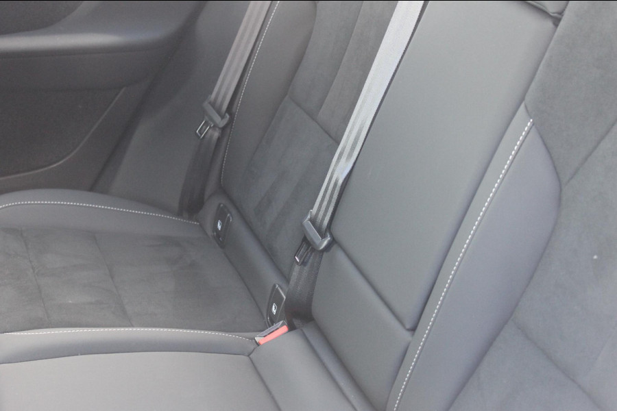 Volvo XC40 B3 177PK Plus Dark Google infotainment / Draadloos telefoon opladen / Elektrisch bedienbare bestuurdersstoel met geheugen / Adaptieve Cruise Control