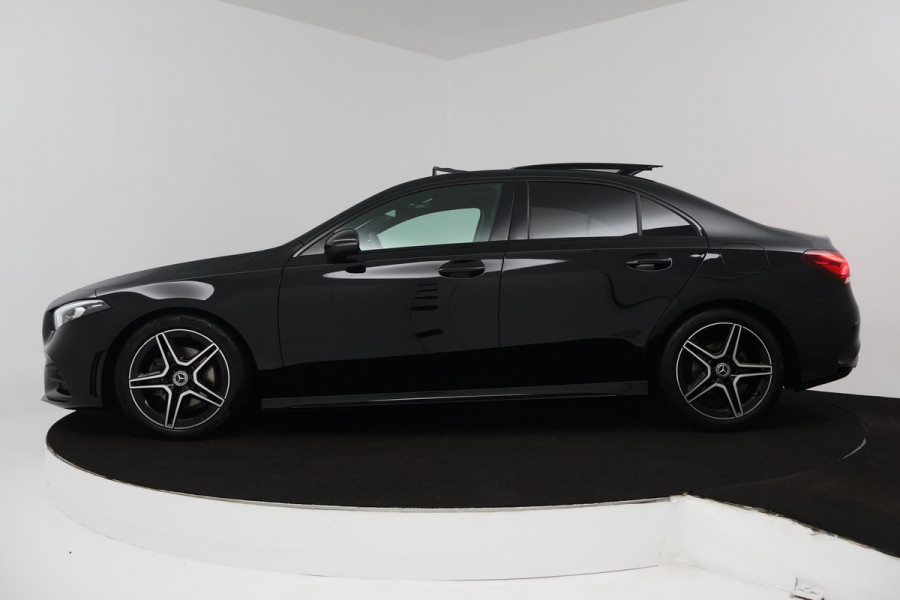 Mercedes-Benz A-Klasse 180 Business Solution AMG (PANORAMADAK, SFEERVERLICHTING, STOELVERWARMING, CAMERA, GOED ONDERHOUDEN)