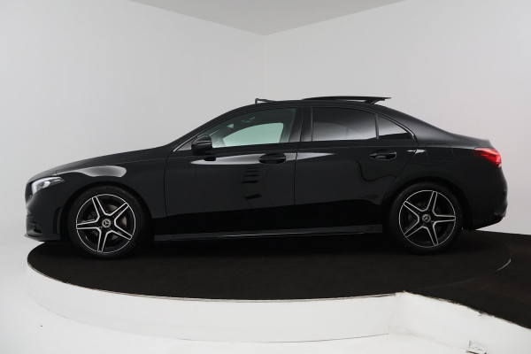 Mercedes-Benz A-Klasse 180 Business Solution AMG (PANORAMADAK, SFEERVERLICHTING, STOELVERWARMING, CAMERA, GOED ONDERHOUDEN)