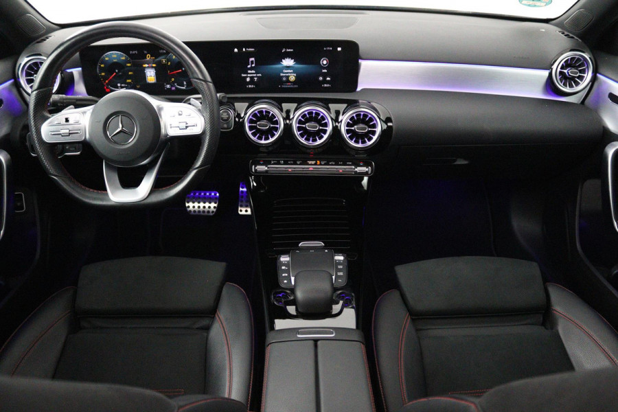 Mercedes-Benz A-Klasse 180 Business Solution AMG (PANORAMADAK, SFEERVERLICHTING, STOELVERWARMING, CAMERA, GOED ONDERHOUDEN)
