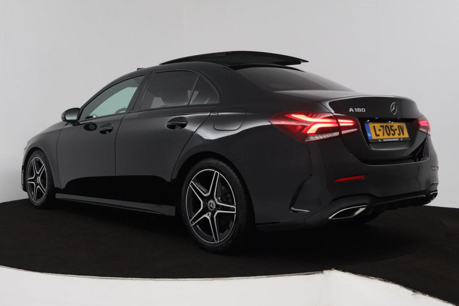 Mercedes-Benz A-Klasse 180 Business Solution AMG (PANORAMADAK, SFEERVERLICHTING, STOELVERWARMING, CAMERA, GOED ONDERHOUDEN)