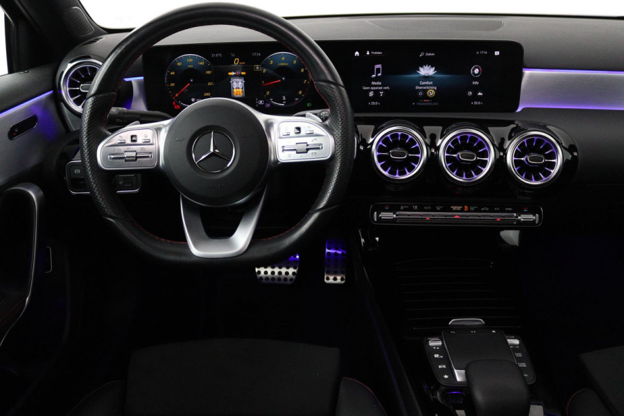 Mercedes-Benz A-Klasse 180 Business Solution AMG (PANORAMADAK, SFEERVERLICHTING, STOELVERWARMING, CAMERA, GOED ONDERHOUDEN)