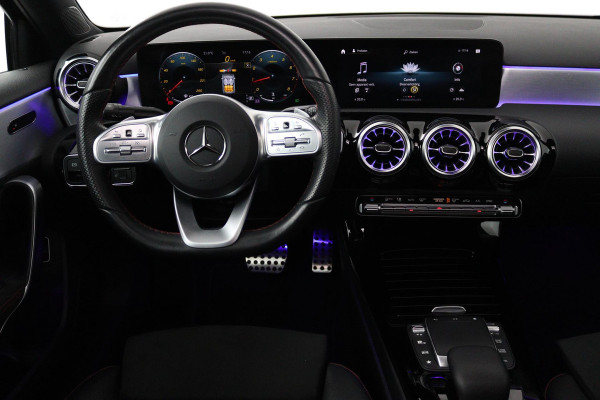 Mercedes-Benz A-Klasse 180 Business Solution AMG (PANORAMADAK, SFEERVERLICHTING, STOELVERWARMING, CAMERA, GOED ONDERHOUDEN)