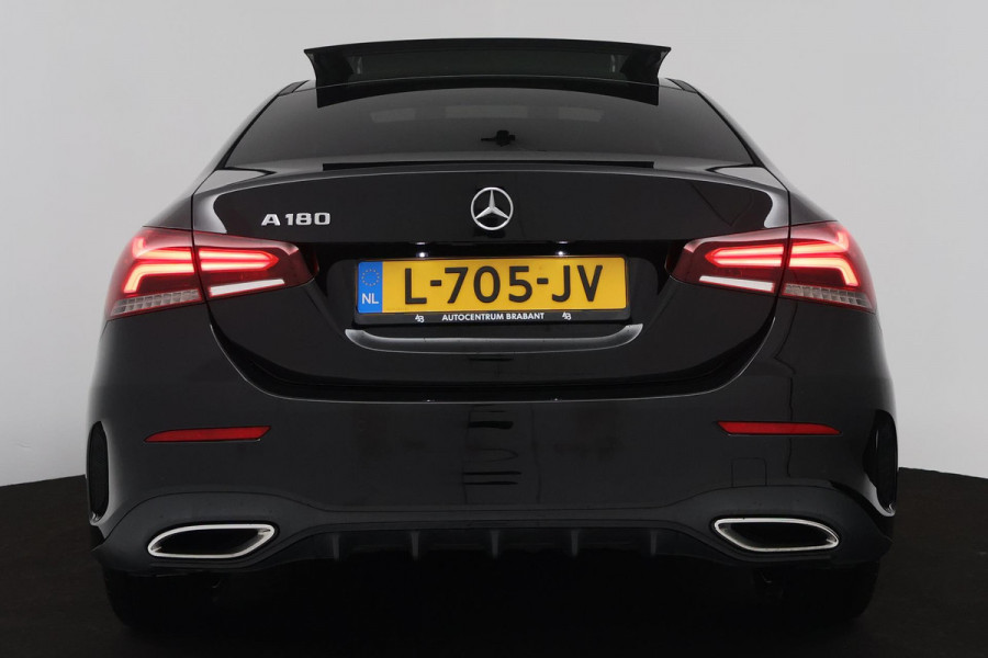 Mercedes-Benz A-Klasse 180 Business Solution AMG (PANORAMADAK, SFEERVERLICHTING, STOELVERWARMING, CAMERA, GOED ONDERHOUDEN)