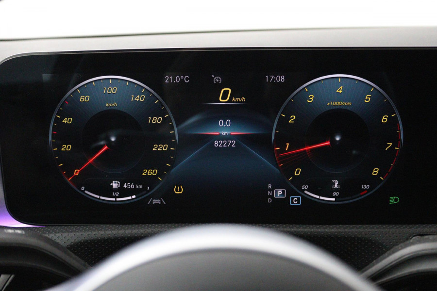 Mercedes-Benz A-Klasse 180 Business Solution AMG (PANORAMADAK, SFEERVERLICHTING, STOELVERWARMING, CAMERA, GOED ONDERHOUDEN)