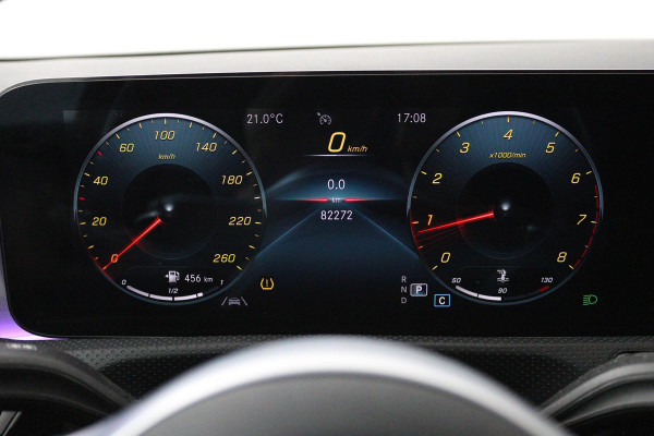Mercedes-Benz A-Klasse 180 Business Solution AMG (PANORAMADAK, SFEERVERLICHTING, STOELVERWARMING, CAMERA, GOED ONDERHOUDEN)