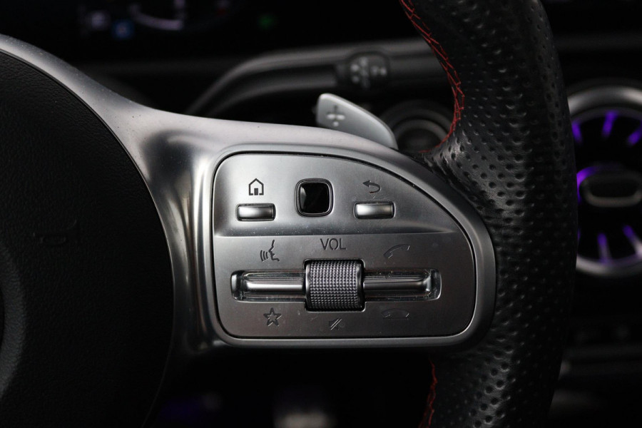Mercedes-Benz A-Klasse 180 Business Solution AMG (PANORAMADAK, SFEERVERLICHTING, STOELVERWARMING, CAMERA, GOED ONDERHOUDEN)