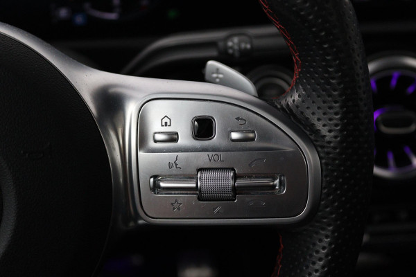 Mercedes-Benz A-Klasse 180 Business Solution AMG (PANORAMADAK, SFEERVERLICHTING, STOELVERWARMING, CAMERA, GOED ONDERHOUDEN)
