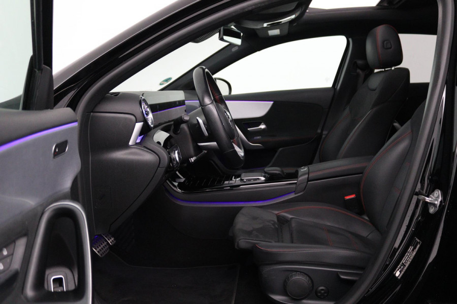 Mercedes-Benz A-Klasse 180 Business Solution AMG (PANORAMADAK, SFEERVERLICHTING, STOELVERWARMING, CAMERA, GOED ONDERHOUDEN)