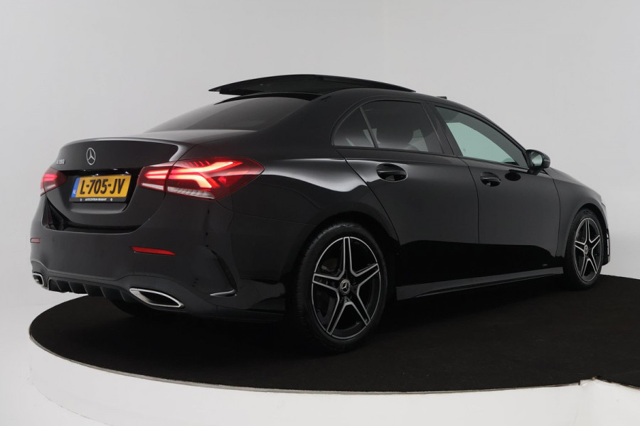 Mercedes-Benz A-Klasse 180 Business Solution AMG (PANORAMADAK, SFEERVERLICHTING, STOELVERWARMING, CAMERA, GOED ONDERHOUDEN)