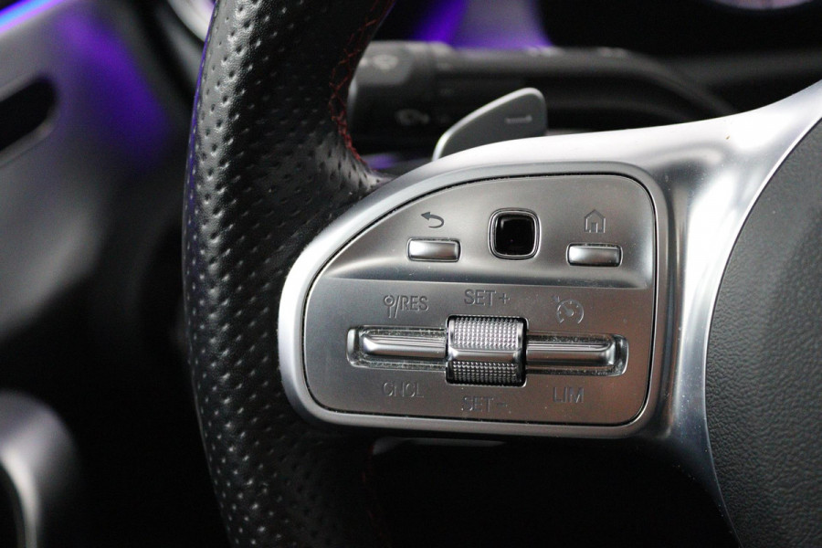 Mercedes-Benz A-Klasse 180 Business Solution AMG (PANORAMADAK, SFEERVERLICHTING, STOELVERWARMING, CAMERA, GOED ONDERHOUDEN)