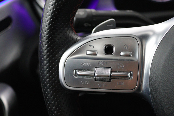 Mercedes-Benz A-Klasse 180 Business Solution AMG (PANORAMADAK, SFEERVERLICHTING, STOELVERWARMING, CAMERA, GOED ONDERHOUDEN)