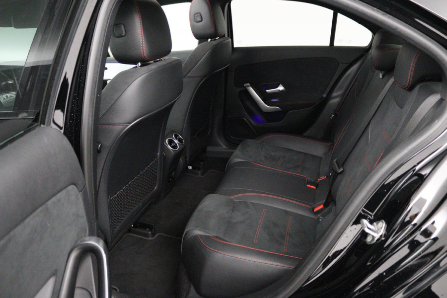 Mercedes-Benz A-Klasse 180 Business Solution AMG (PANORAMADAK, SFEERVERLICHTING, STOELVERWARMING, CAMERA, GOED ONDERHOUDEN)