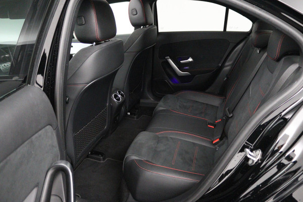 Mercedes-Benz A-Klasse 180 Business Solution AMG (PANORAMADAK, SFEERVERLICHTING, STOELVERWARMING, CAMERA, GOED ONDERHOUDEN)