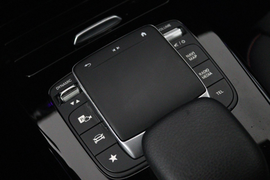 Mercedes-Benz A-Klasse 180 Business Solution AMG (PANORAMADAK, SFEERVERLICHTING, STOELVERWARMING, CAMERA, GOED ONDERHOUDEN)
