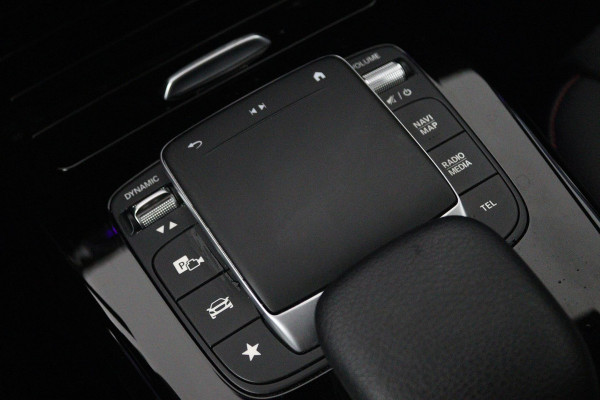 Mercedes-Benz A-Klasse 180 Business Solution AMG (PANORAMADAK, SFEERVERLICHTING, STOELVERWARMING, CAMERA, GOED ONDERHOUDEN)