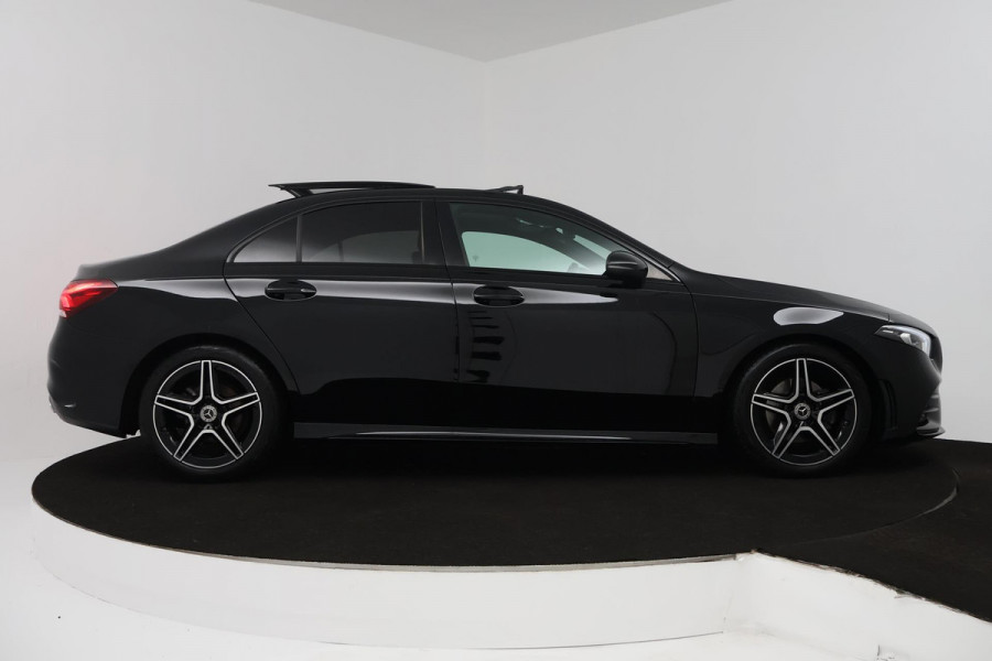 Mercedes-Benz A-Klasse 180 Business Solution AMG (PANORAMADAK, SFEERVERLICHTING, STOELVERWARMING, CAMERA, GOED ONDERHOUDEN)