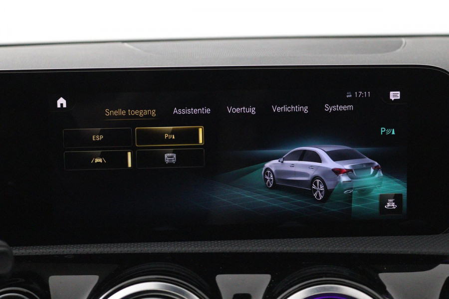 Mercedes-Benz A-Klasse 180 Business Solution AMG (PANORAMADAK, SFEERVERLICHTING, STOELVERWARMING, CAMERA, GOED ONDERHOUDEN)