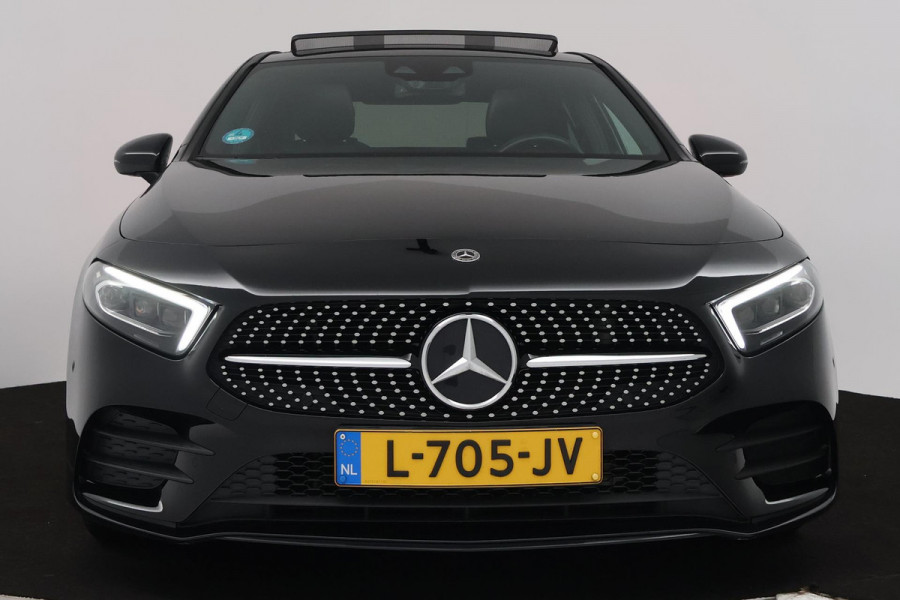 Mercedes-Benz A-Klasse 180 Business Solution AMG (PANORAMADAK, SFEERVERLICHTING, STOELVERWARMING, CAMERA, GOED ONDERHOUDEN)