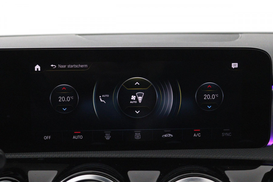 Mercedes-Benz A-Klasse 180 Business Solution AMG (PANORAMADAK, SFEERVERLICHTING, STOELVERWARMING, CAMERA, GOED ONDERHOUDEN)