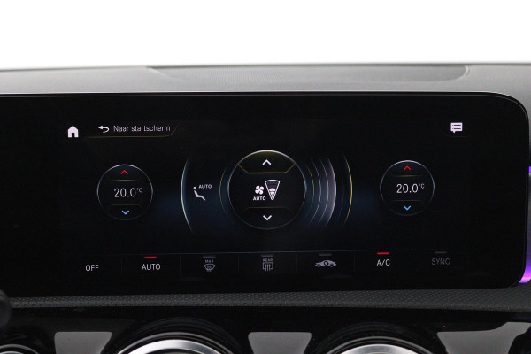 Mercedes-Benz A-Klasse 180 Business Solution AMG (PANORAMADAK, SFEERVERLICHTING, STOELVERWARMING, CAMERA, GOED ONDERHOUDEN)