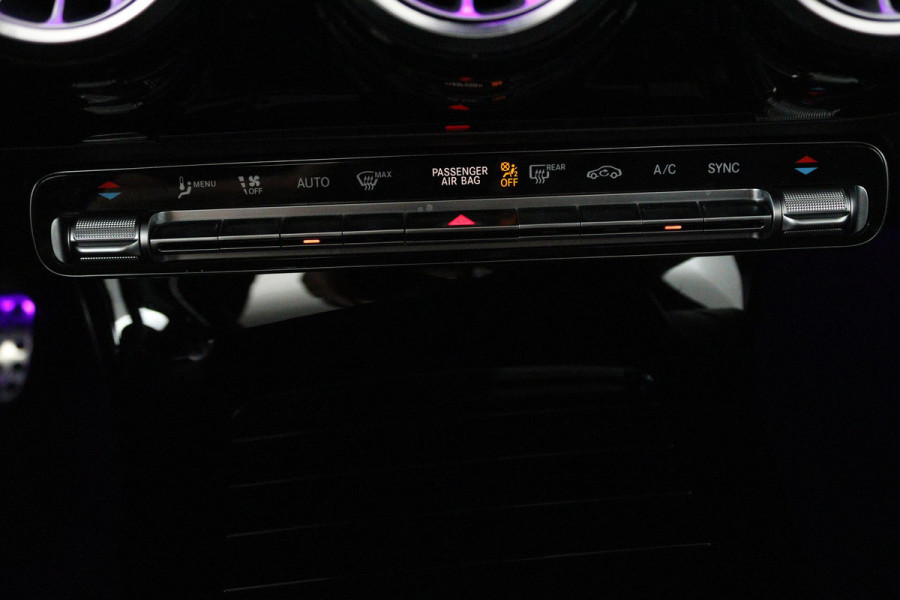 Mercedes-Benz A-Klasse 180 Business Solution AMG (PANORAMADAK, SFEERVERLICHTING, STOELVERWARMING, CAMERA, GOED ONDERHOUDEN)