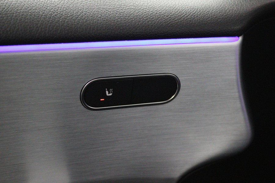 Mercedes-Benz A-Klasse 180 Business Solution AMG (PANORAMADAK, SFEERVERLICHTING, STOELVERWARMING, CAMERA, GOED ONDERHOUDEN)