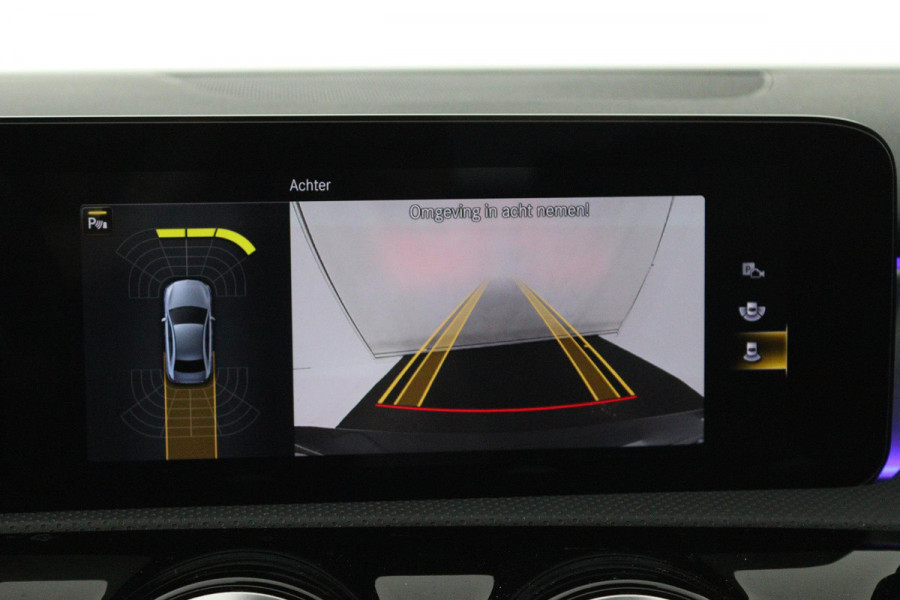 Mercedes-Benz A-Klasse 180 Business Solution AMG (PANORAMADAK, SFEERVERLICHTING, STOELVERWARMING, CAMERA, GOED ONDERHOUDEN)