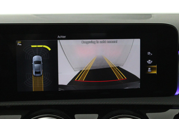 Mercedes-Benz A-Klasse 180 Business Solution AMG (PANORAMADAK, SFEERVERLICHTING, STOELVERWARMING, CAMERA, GOED ONDERHOUDEN)