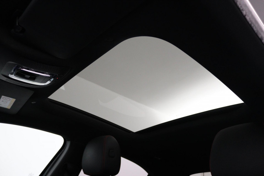 Mercedes-Benz A-Klasse 180 Business Solution AMG (PANORAMADAK, SFEERVERLICHTING, STOELVERWARMING, CAMERA, GOED ONDERHOUDEN)