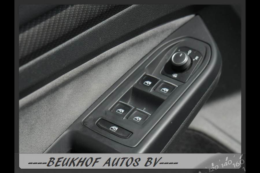 Volkswagen Golf 1.5 eTSI R-Line Pano H&K Audio Cruise Camera