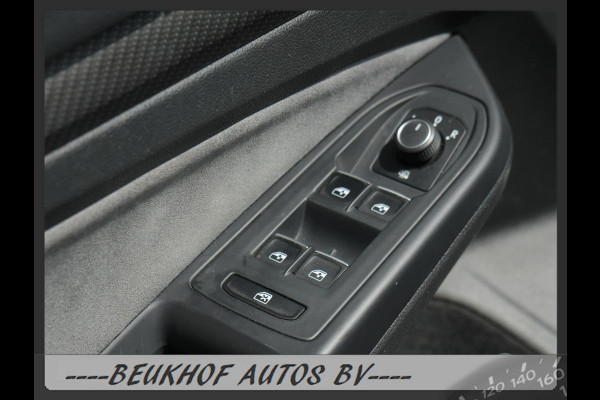 Volkswagen Golf 1.5 eTSI R-Line Pano H&K Audio Cruise Camera