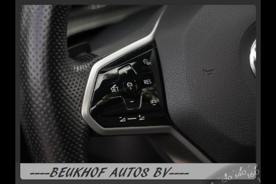 Volkswagen Golf 1.5 eTSI R-Line Pano H&K Audio Cruise Camera