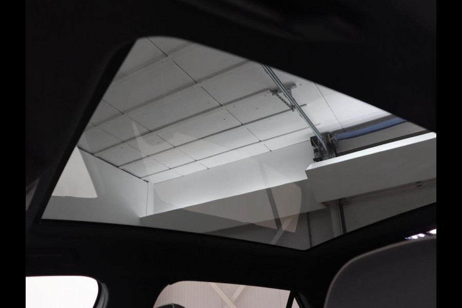Volkswagen ID.3 First Max 58 kWh | Panoramadak | Head-Up | Stoel & stuurverwarming | Adaptive cruise | Camera | Massage | Elektrische stoelen | Sfeerverlichting | Carplay | Matrix LED