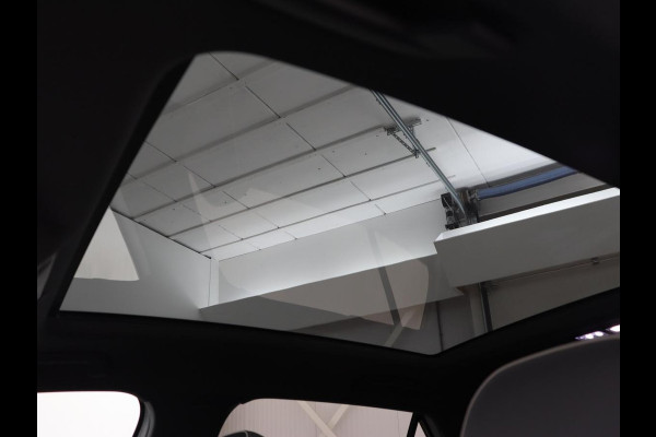 Volkswagen ID.3 First Max 58 kWh | Panoramadak | Head-Up | Stoel & stuurverwarming | Adaptive cruise | Camera | Massage | Elektrische stoelen | Sfeerverlichting | Carplay | Matrix LED