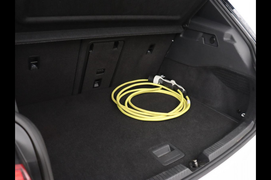Volkswagen ID.3 First Max 58 kWh | Panoramadak | Head-Up | Stoel & stuurverwarming | Adaptive cruise | Camera | Massage | Elektrische stoelen | Sfeerverlichting | Carplay | Matrix LED